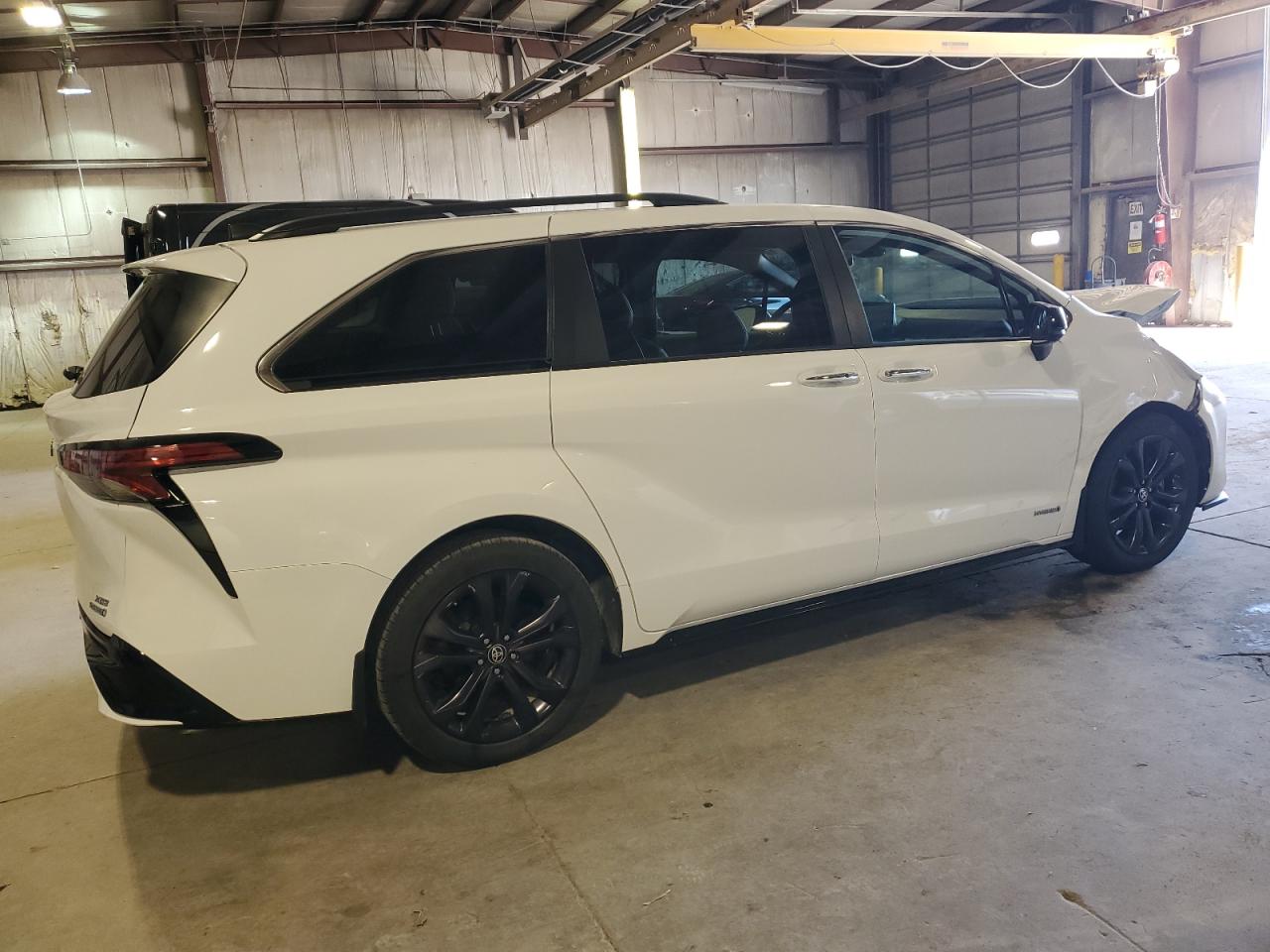 2021 Toyota Sienna - Image 3