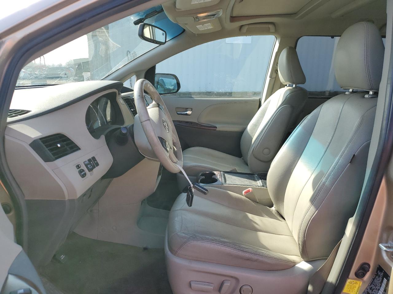 2012 Toyota Sienna - Image 7