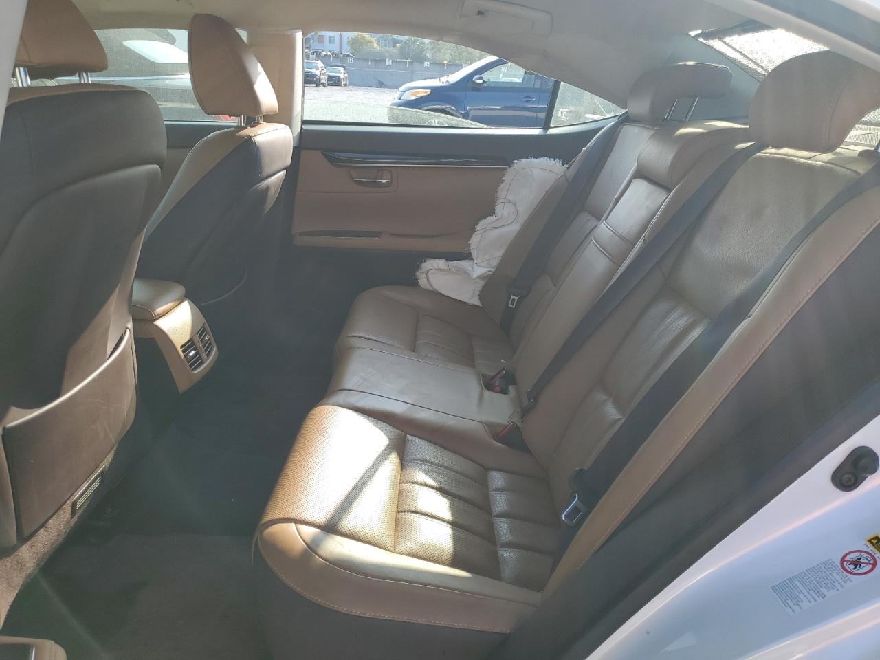 2016 Lexus ES - Image 10