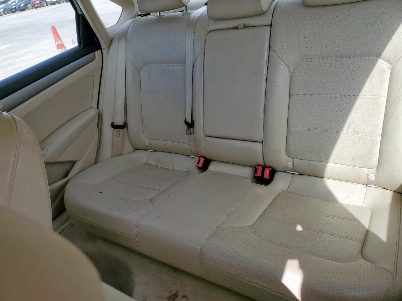 2015 Volkswagen Passat - Image 10