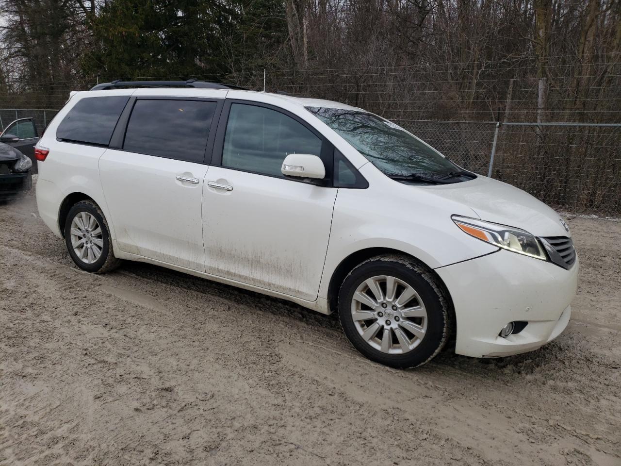 2015 Toyota Sienna - Image 4