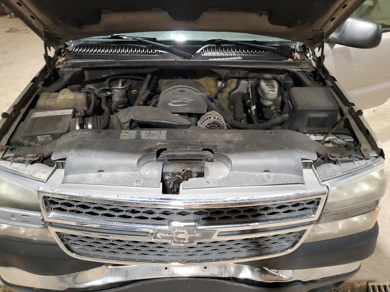 2005 Chevrolet Silverado - Image 11