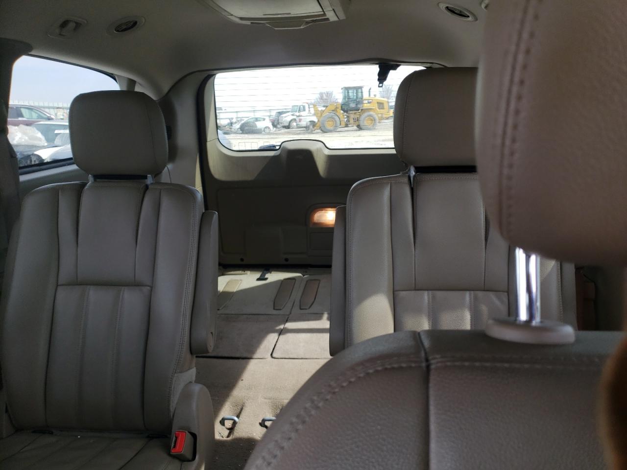 2013 Chrysler Town & Country - Image 10