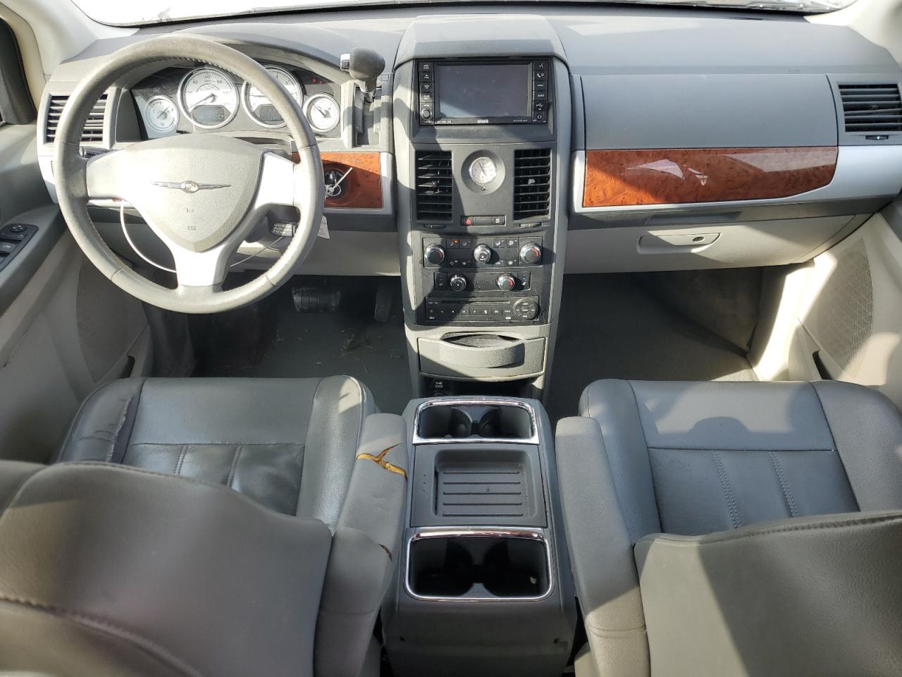 2008 Chrysler Town & Country - Image 8
