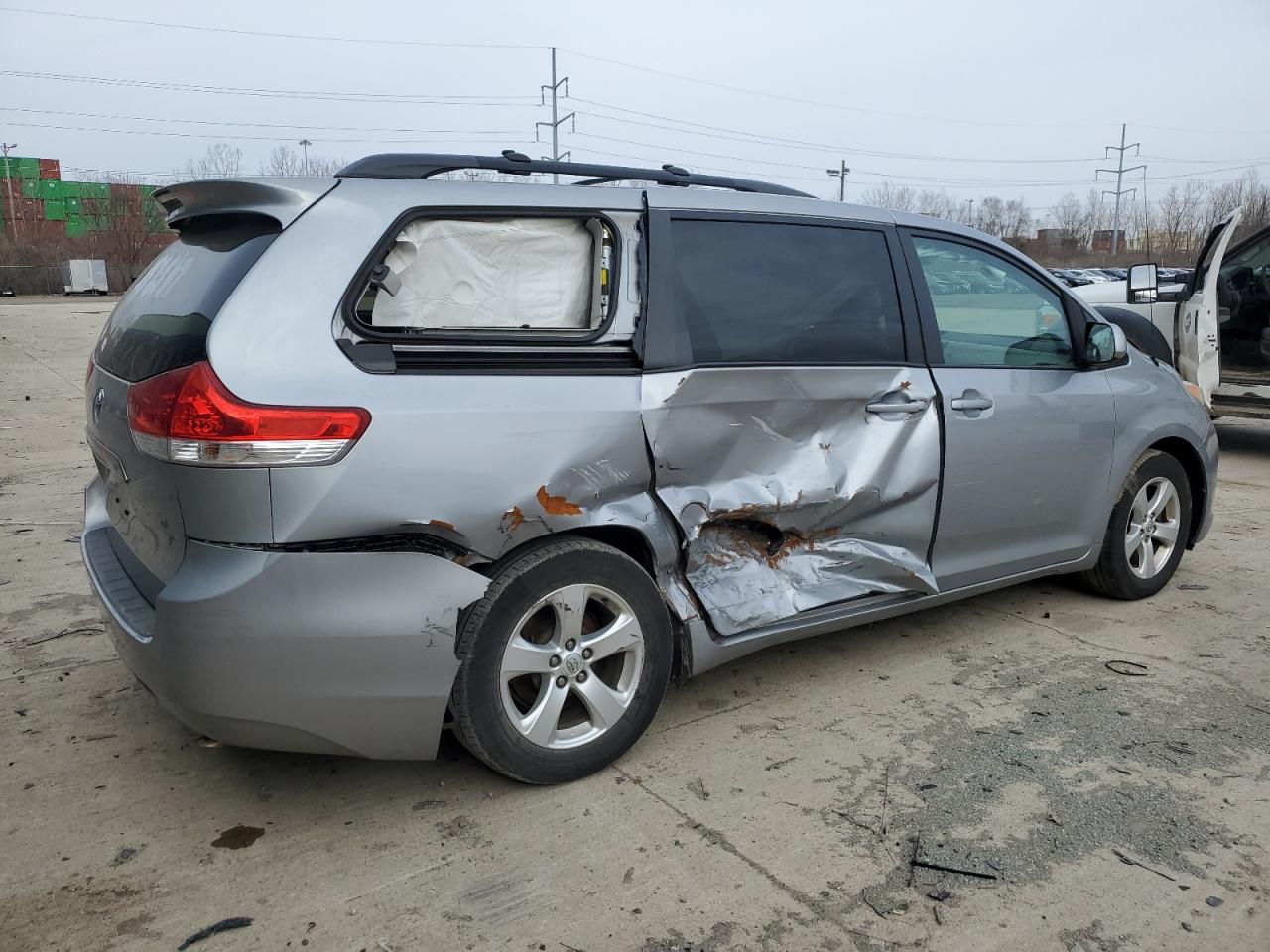 2014 Toyota Sienna - Image 3