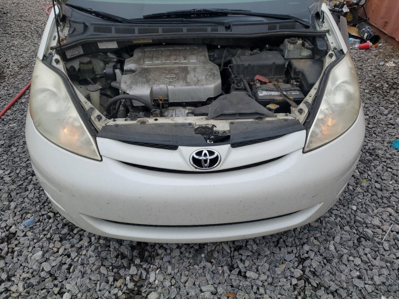 2010 Toyota Sienna - Image 12