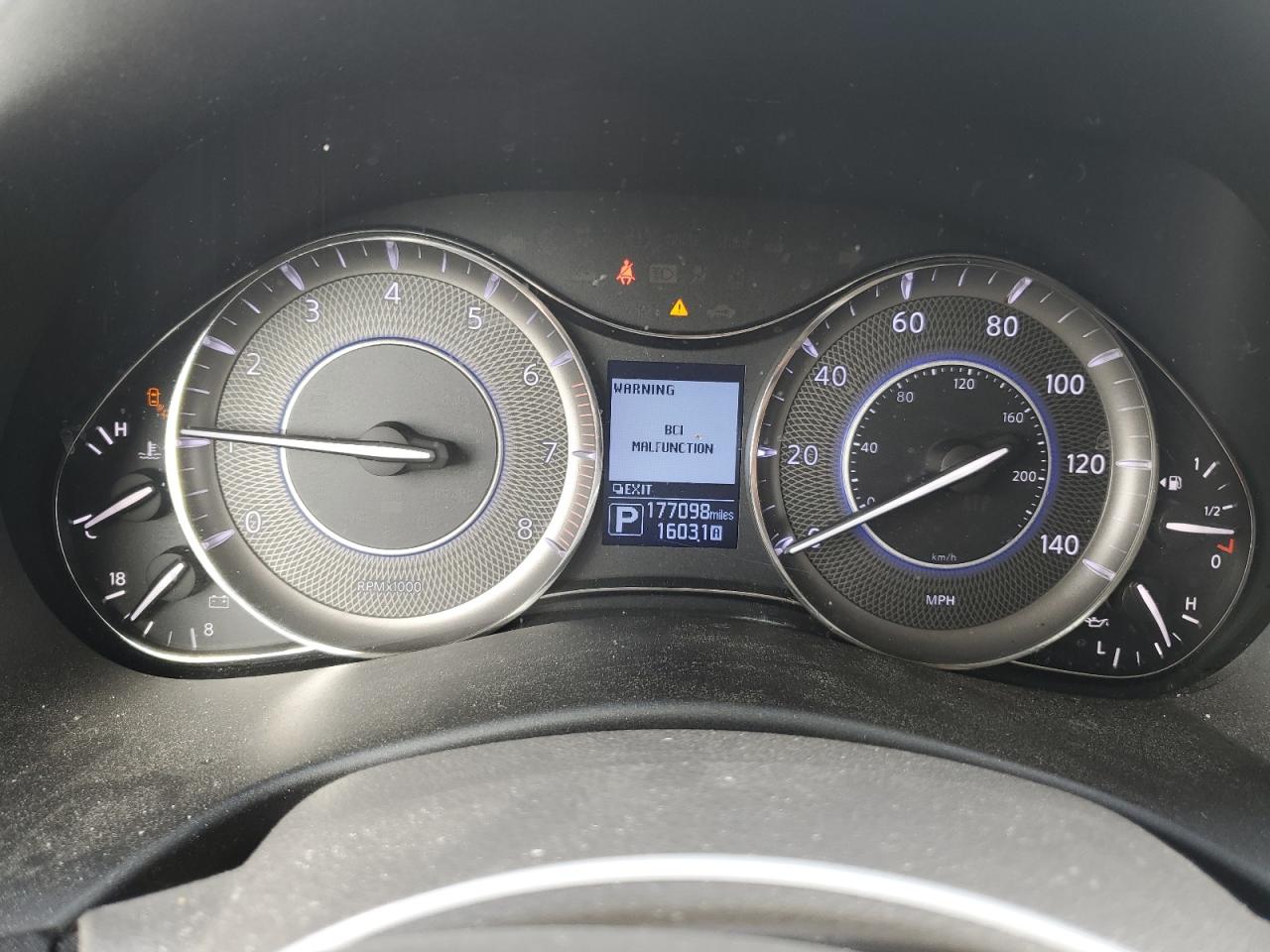 2017 Infiniti QX80 - Image 9