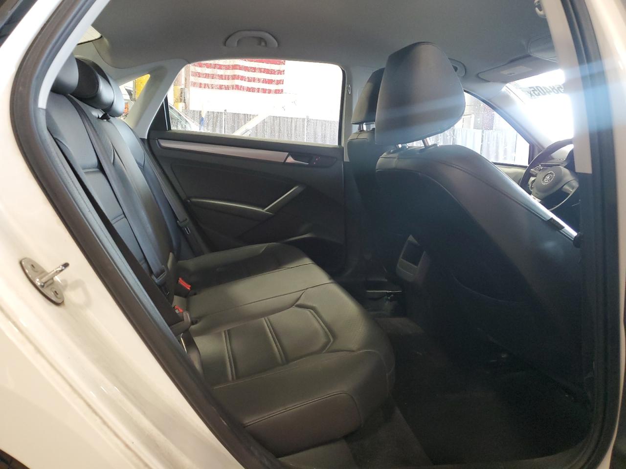 2015 Volkswagen Passat - Image 10