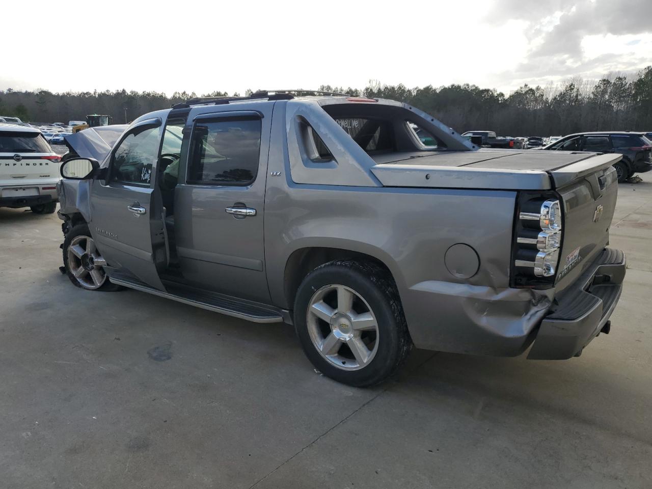 2007 Chevrolet Avalanche - Image 2
