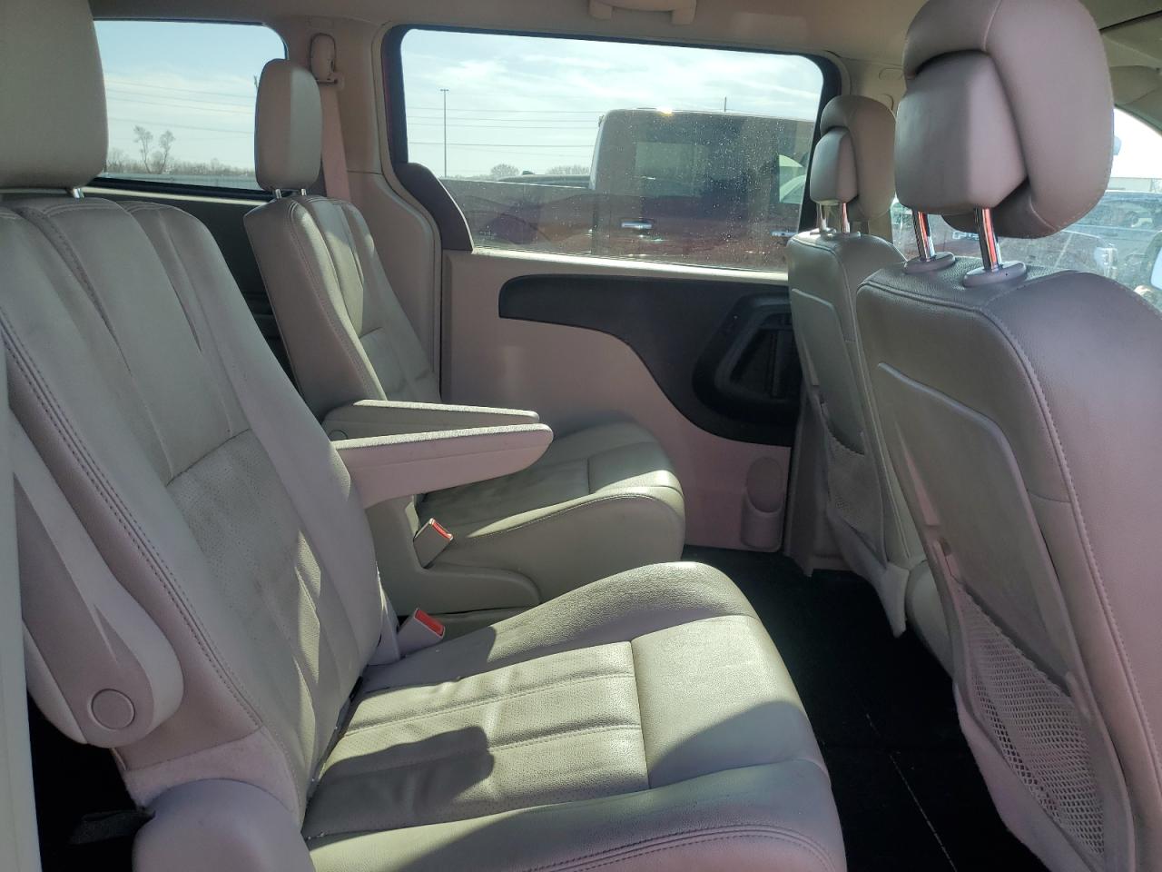 2012 Chrysler Town & Country - Image 11