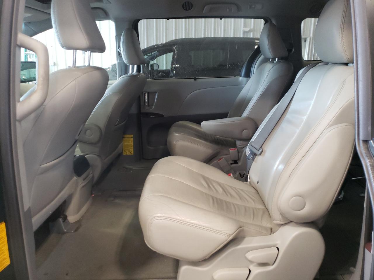 2013 Toyota Sienna - Image 11
