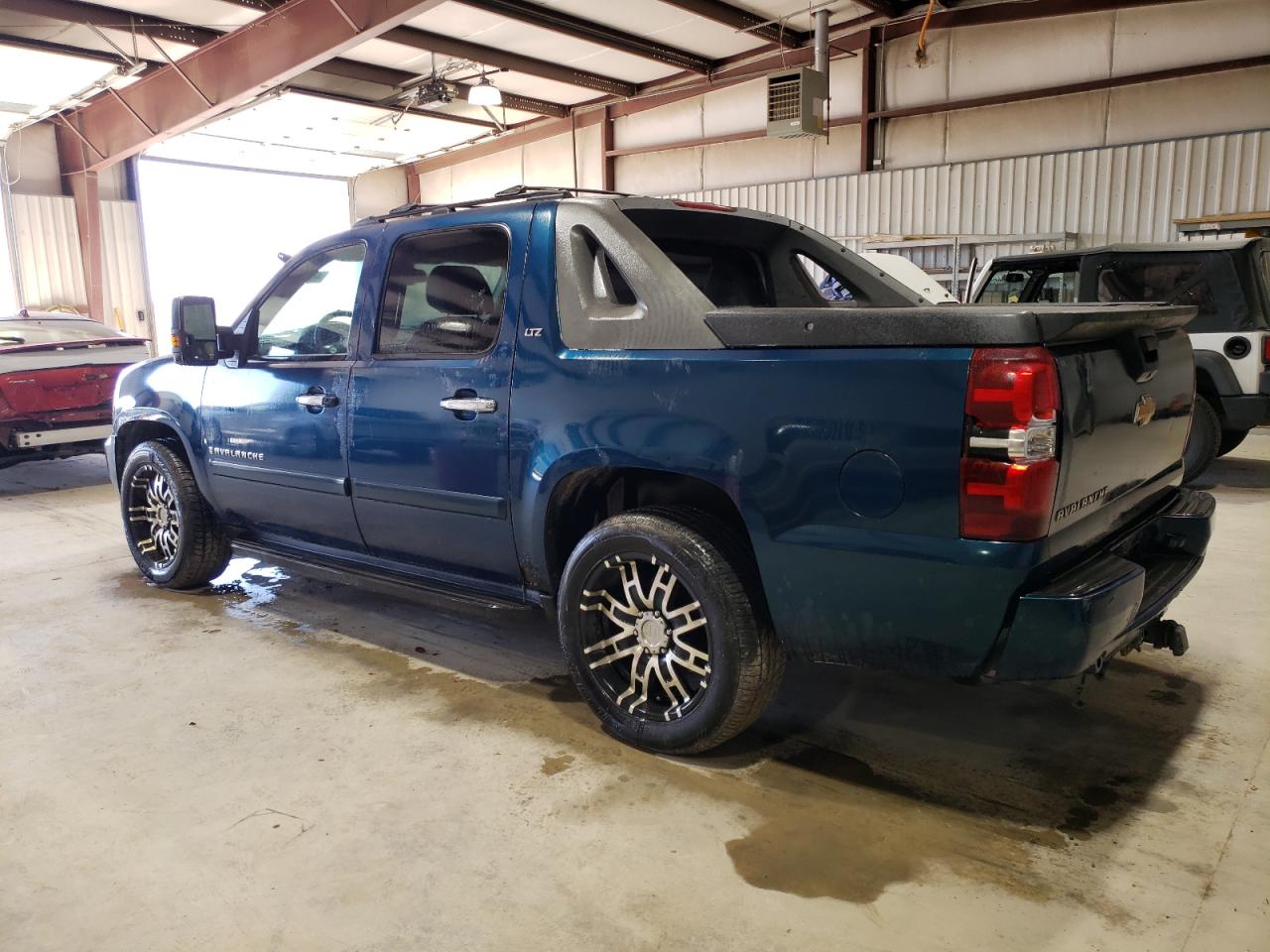 2007 Chevrolet Avalanche - Image 2