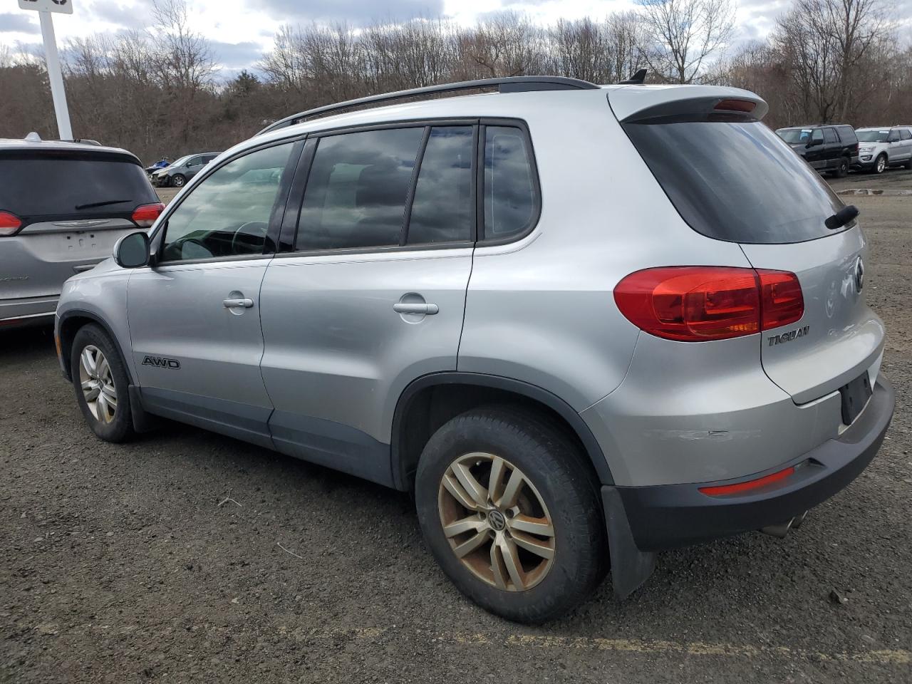 2017 Volkswagen Tiguan - Image 2