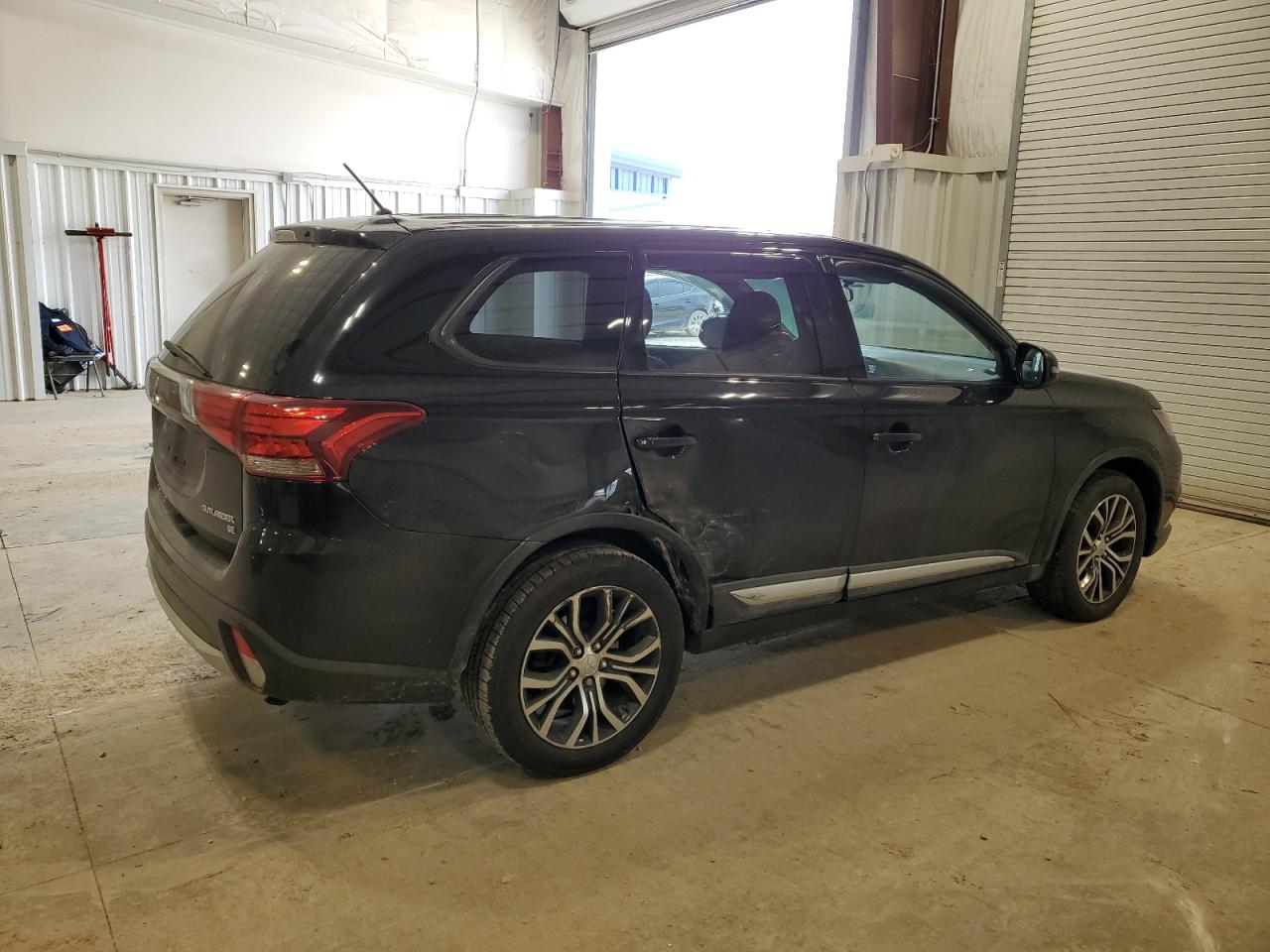 2016 Mitsubishi Outlander - Image 3