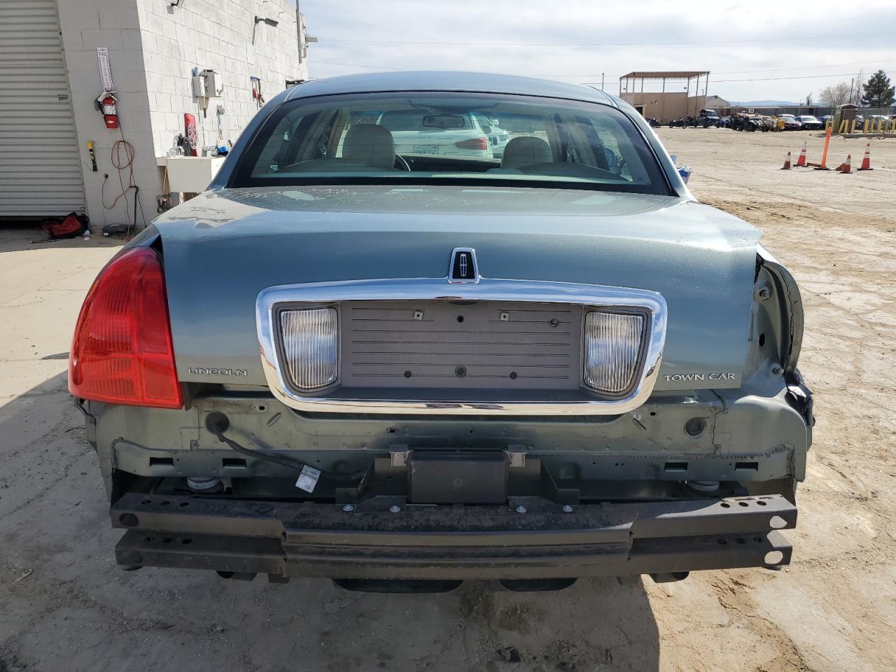 2006 Lincoln Town Car - Image 6