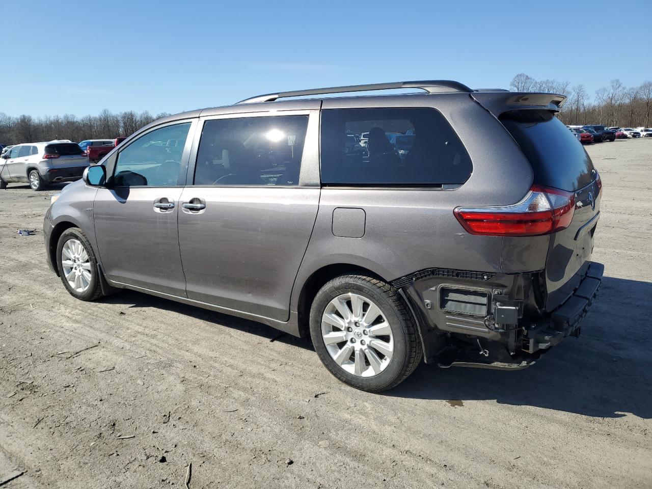 2016 Toyota Sienna - Image 2