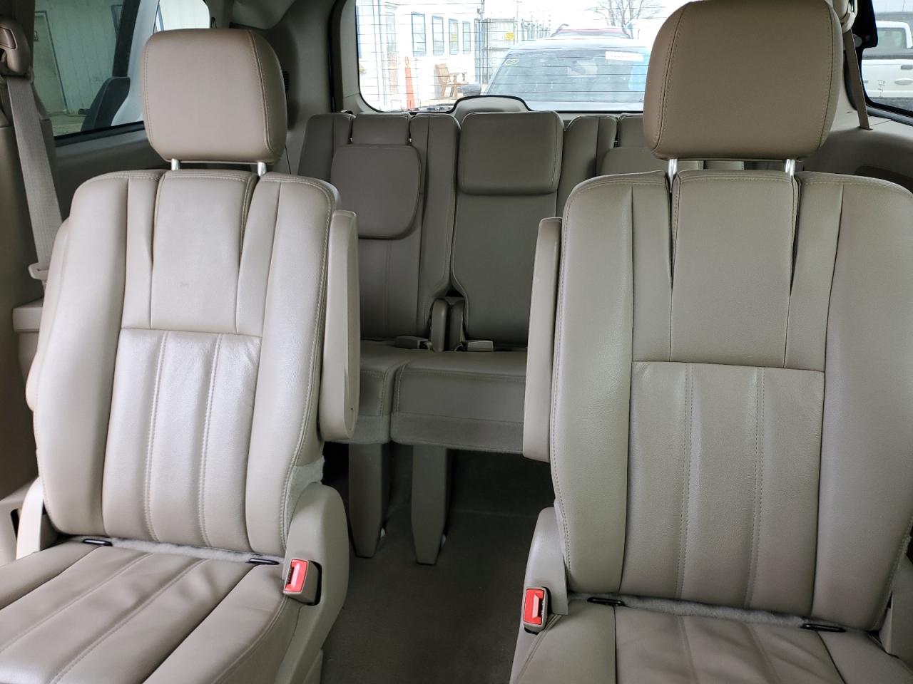 2015 Chrysler Town & Country - Image 10
