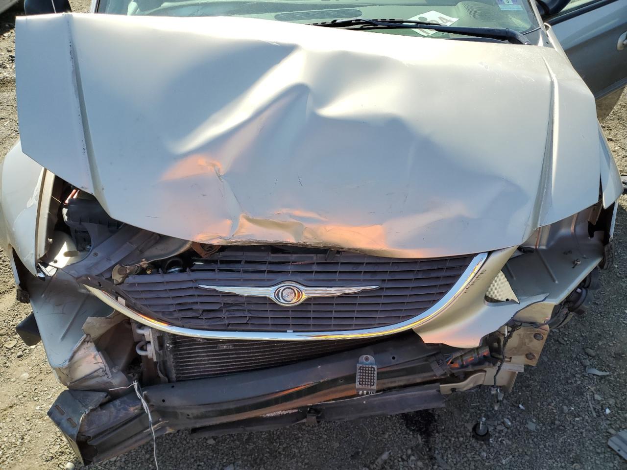 2003 Chrysler Town & Country - Image 12
