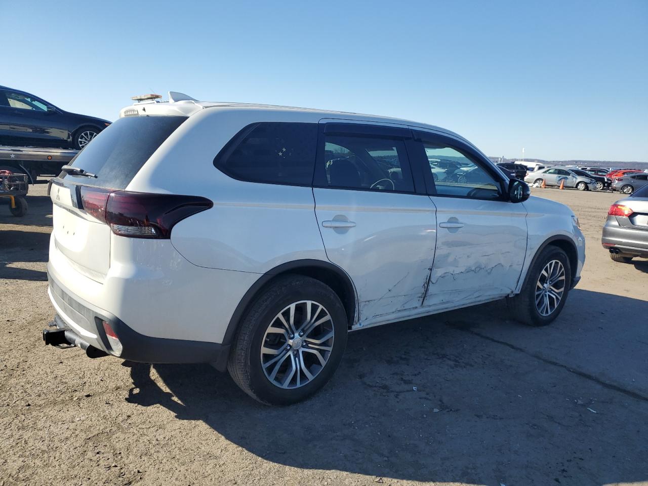 2018 Mitsubishi Outlander - Image 3