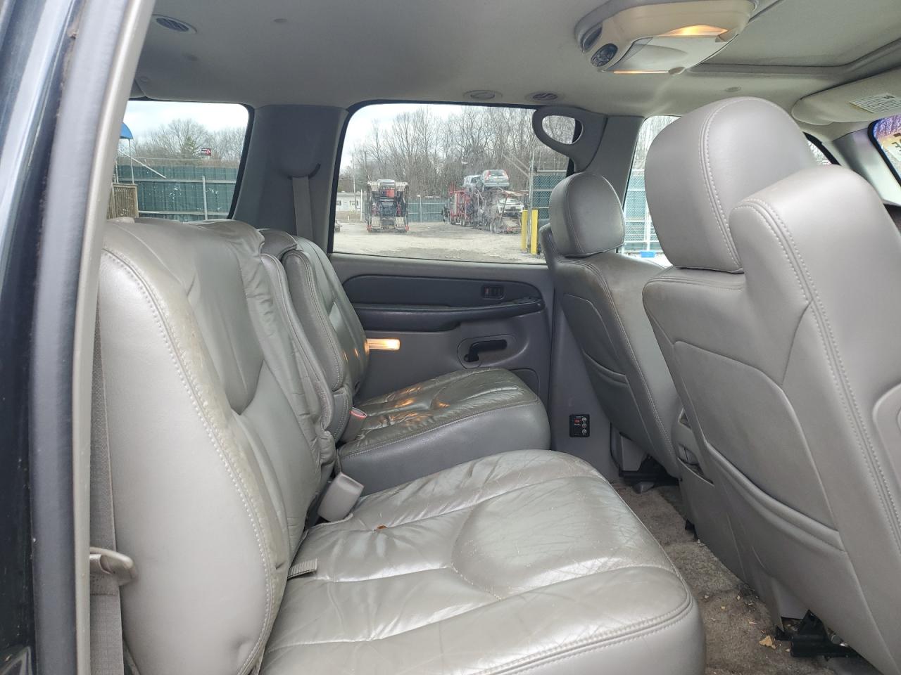 2003 Chevrolet Suburban - Image 11