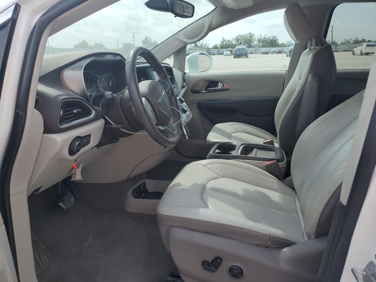 2017 Chrysler Pacifica - Image 7