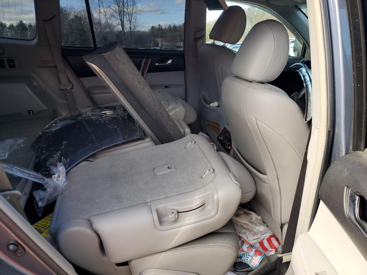 2012 Toyota Highlander - Image 11