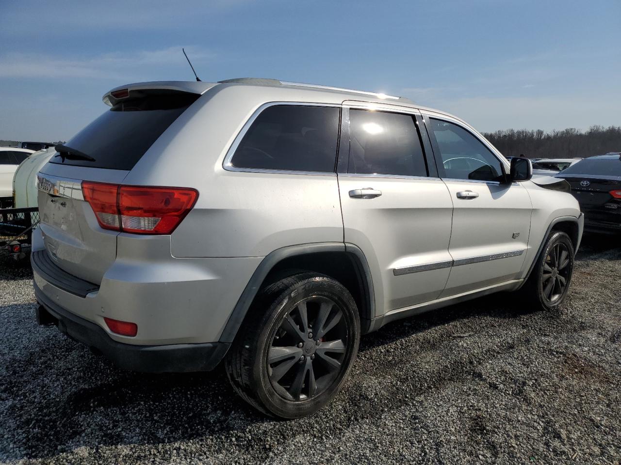 2011 Jeep Grand Cherokee - Image 3