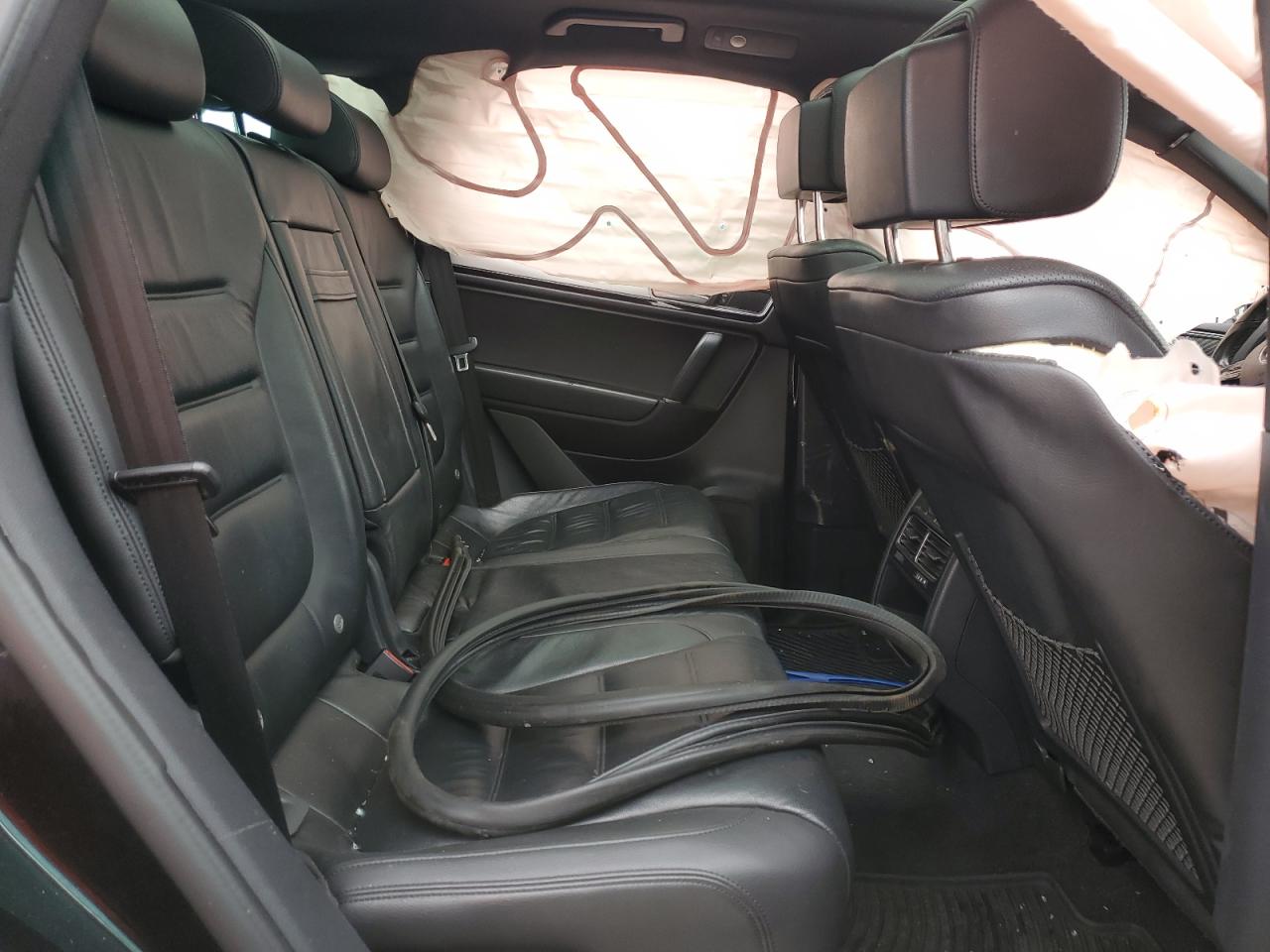 2017 Volkswagen Touareg - Image 11