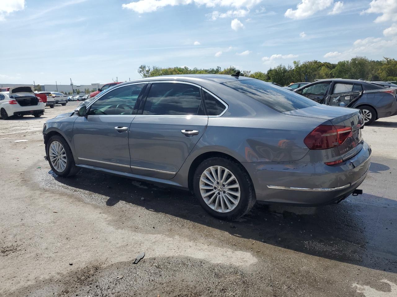 2017 Volkswagen Passat - Image 2