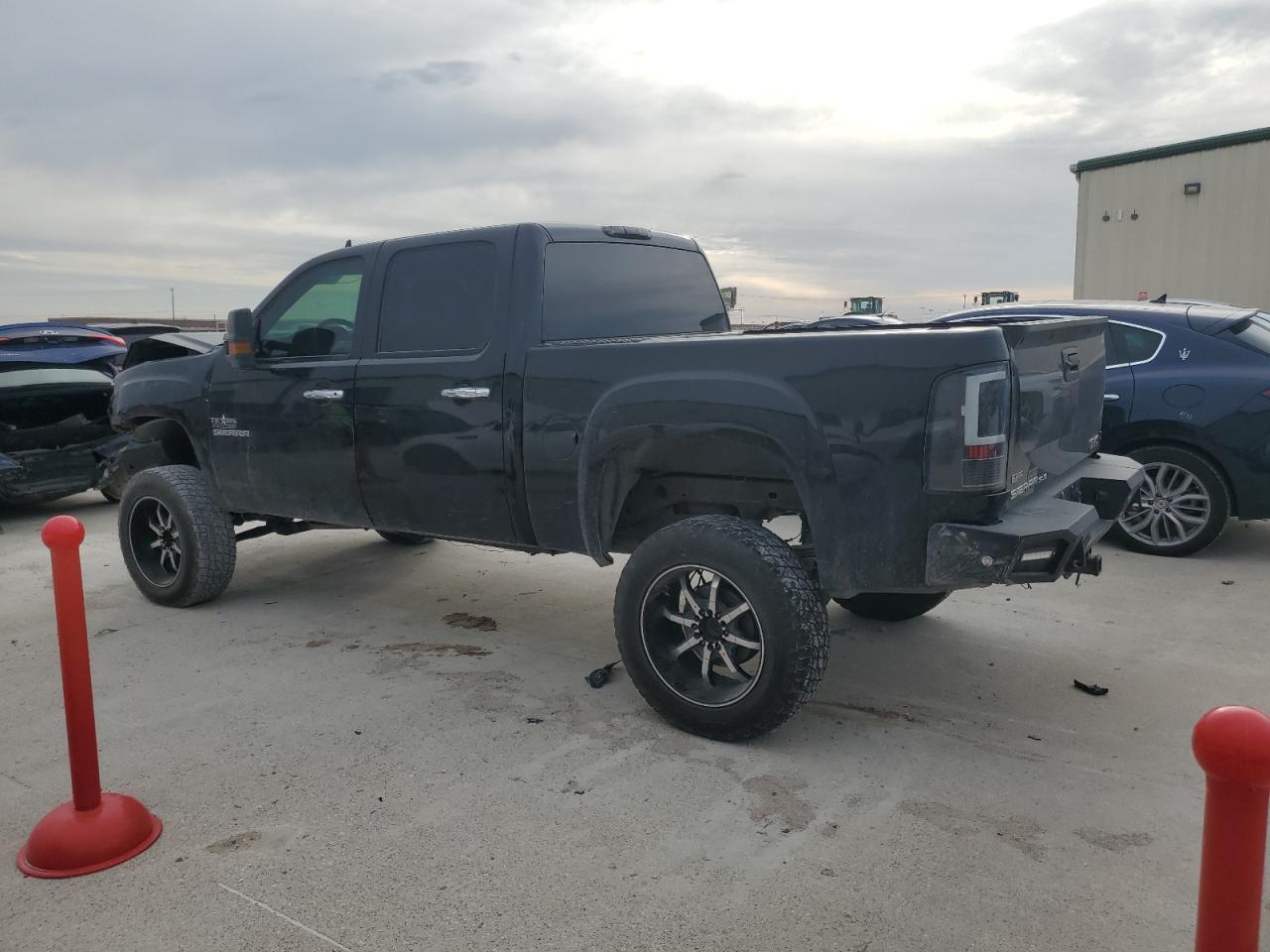 2011 GMC Sierra - Image 2