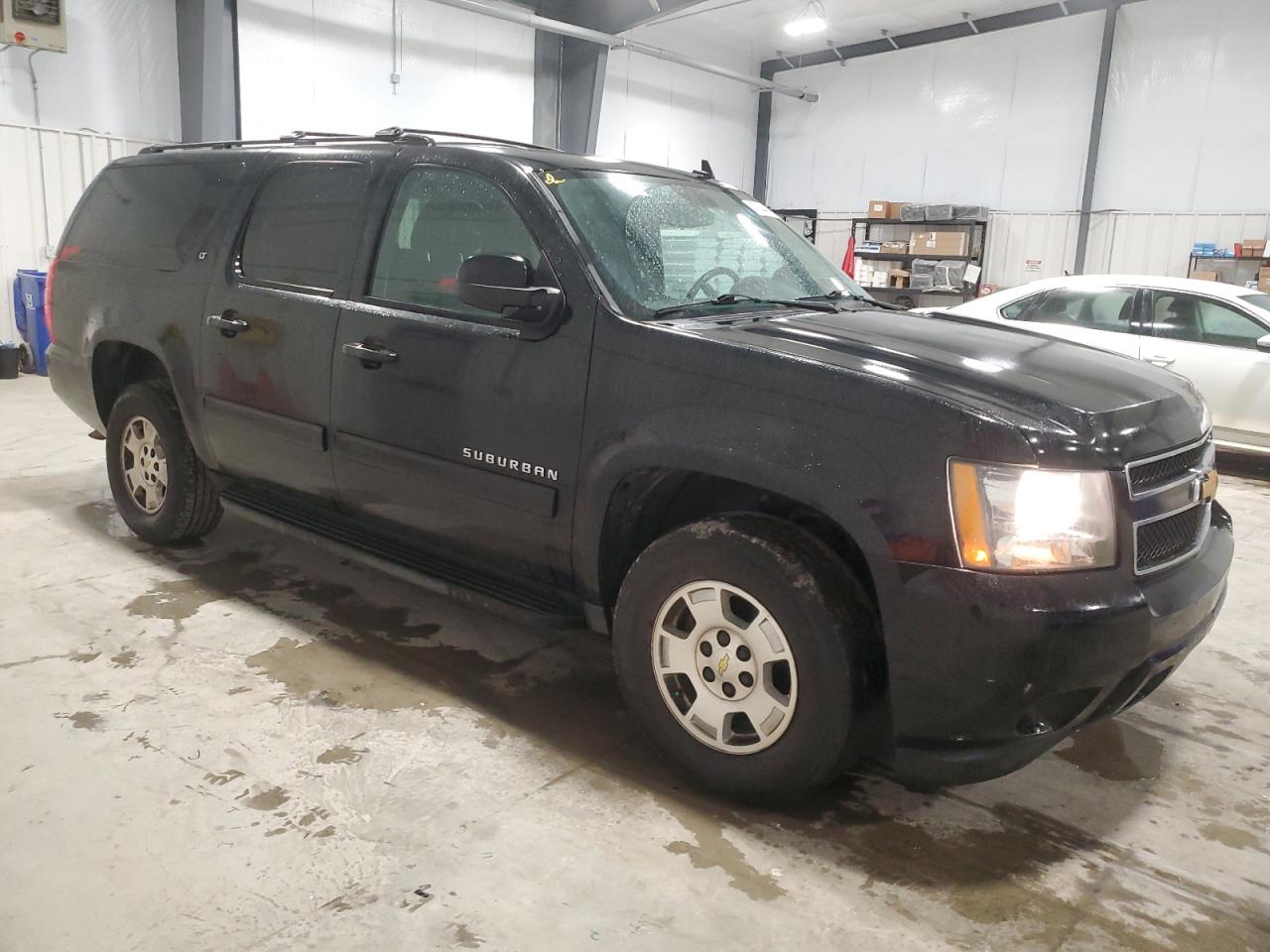 2014 Chevrolet Suburban - Image 4