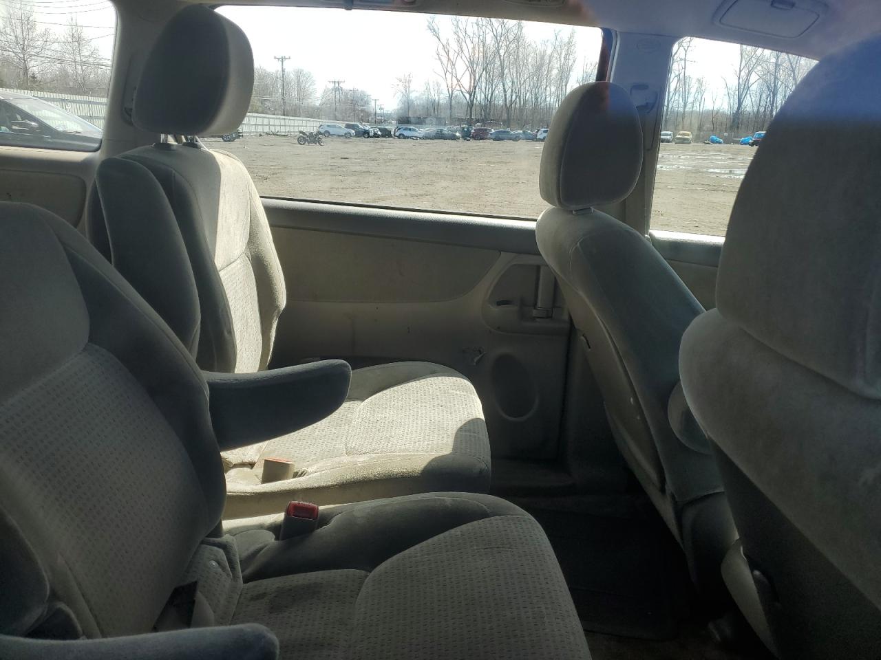2010 Toyota Sienna - Image 11