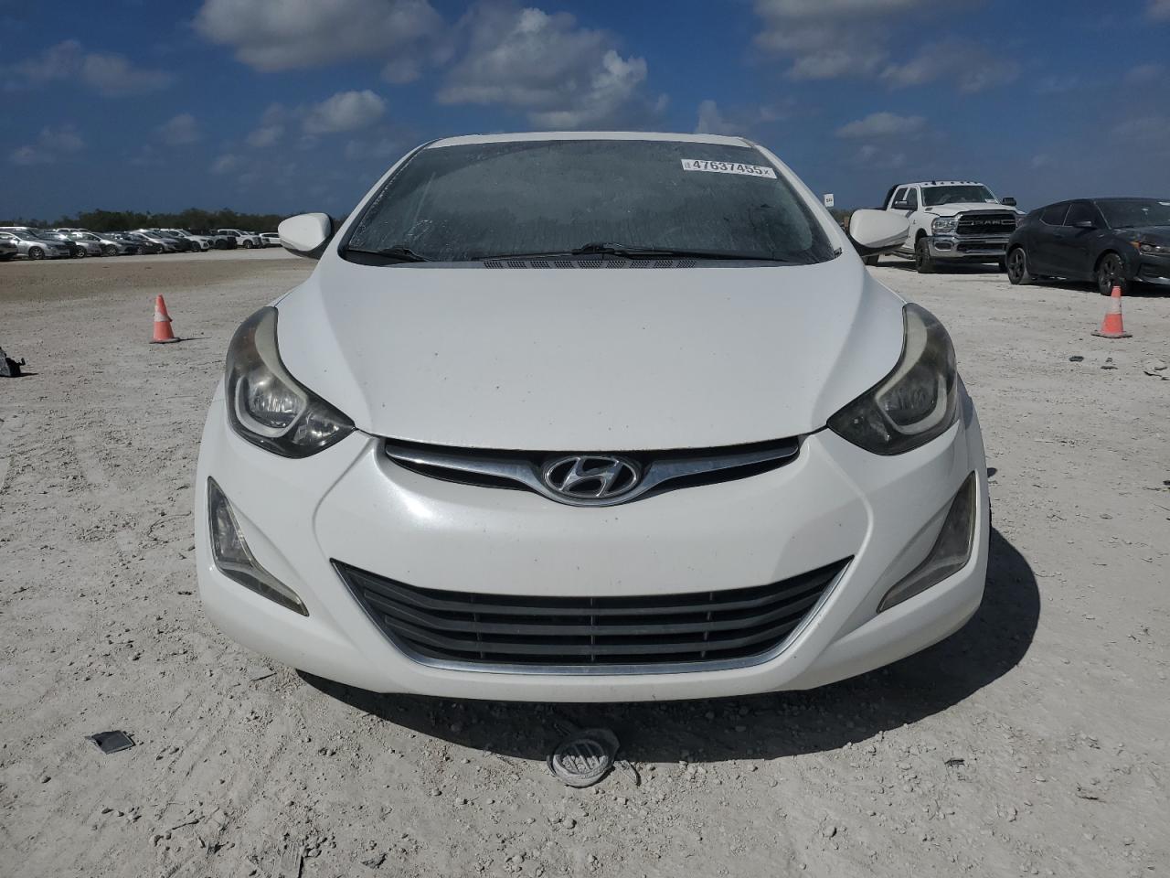 2016 Hyundai Elantra - Image 5