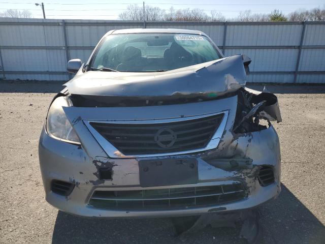 Sedans NISSAN VERSA 2014 Srebrny