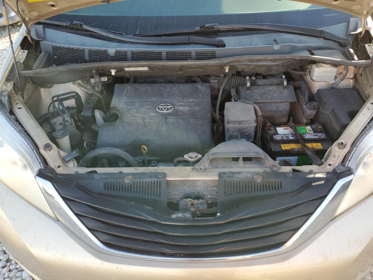 2011 Toyota Sienna - Image 12