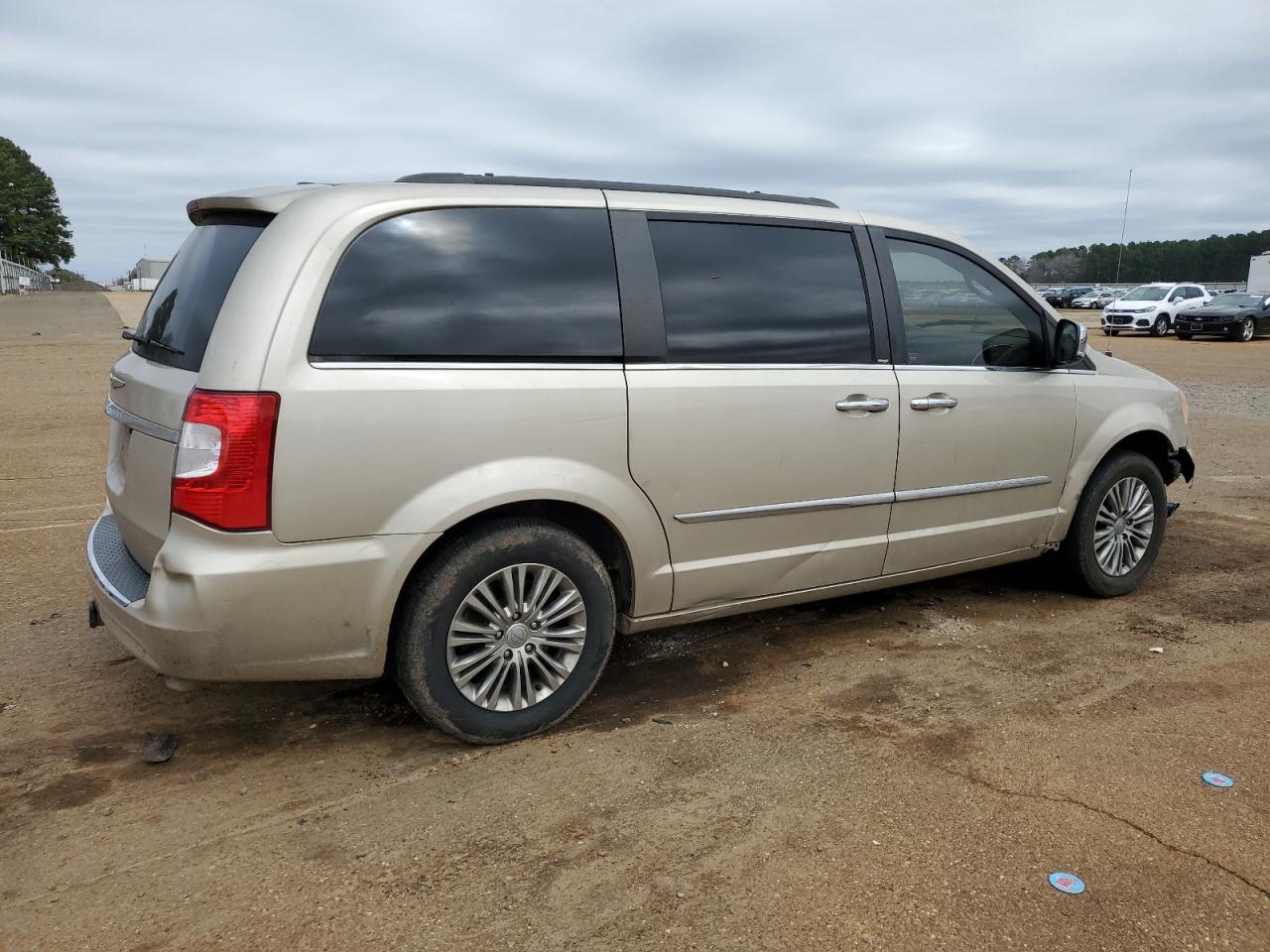 2013 Chrysler Town & Country - Image 3
