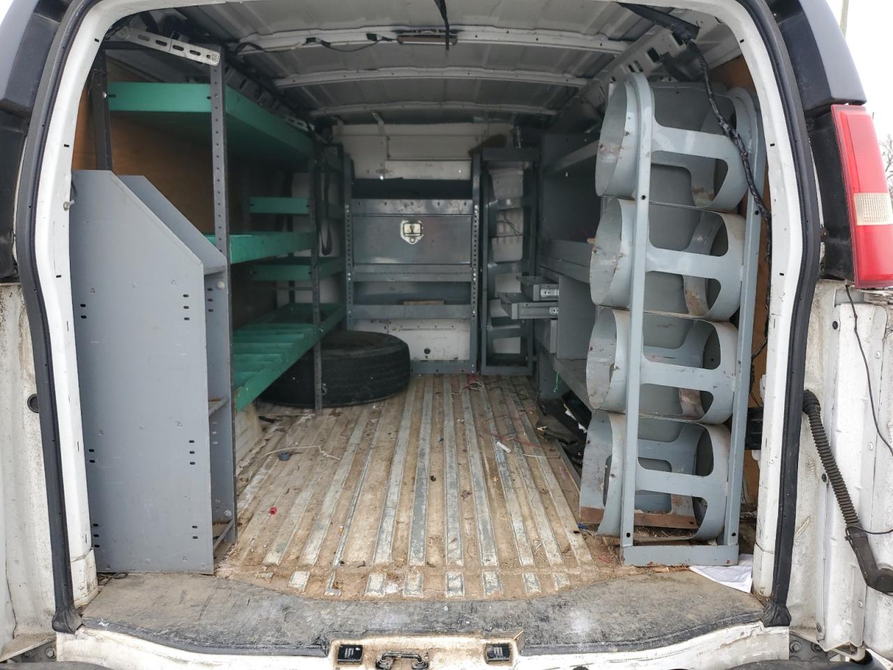 2011 Chevrolet Express - Image 10
