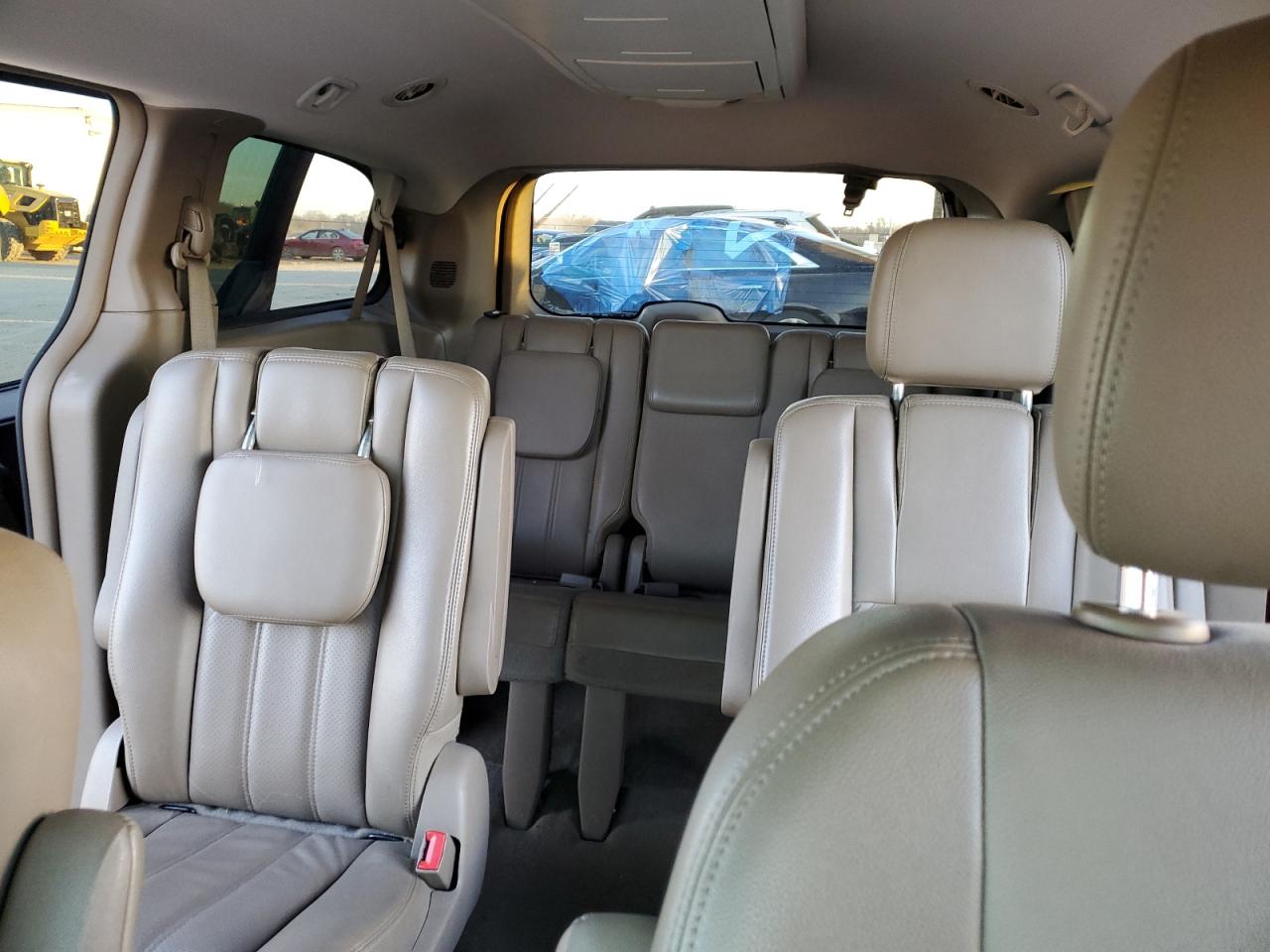 2012 Chrysler Town & Country - Image 10