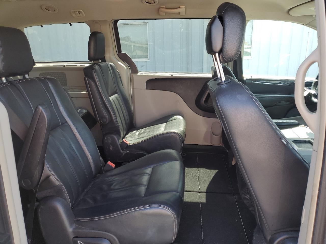 2013 Chrysler Town & Country - Image 11