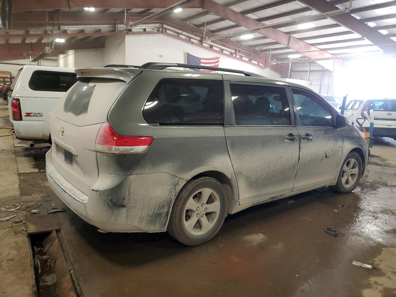 2012 Toyota Sienna - Image 3