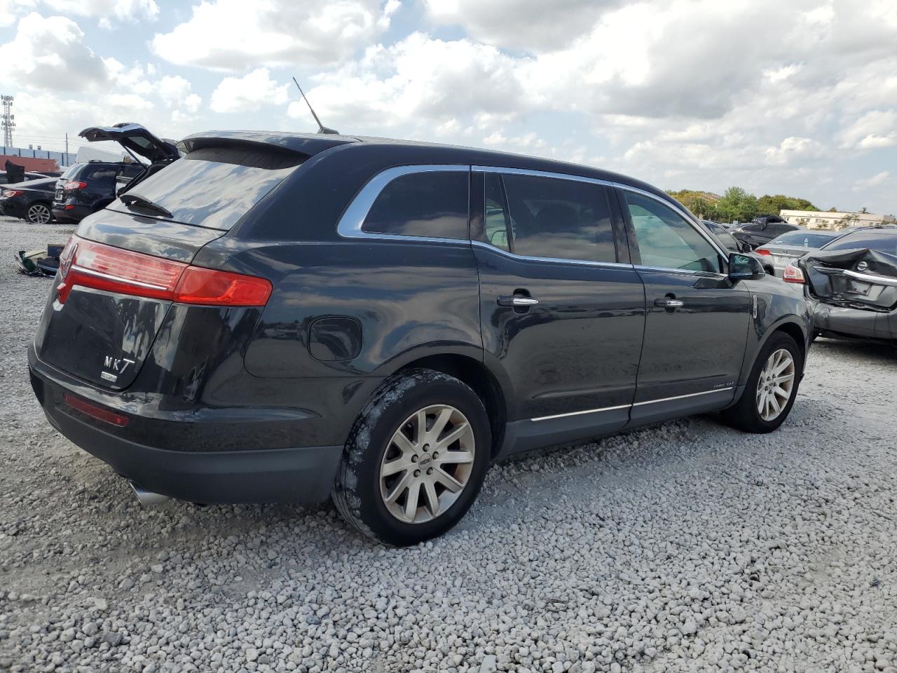2013 Lincoln MKT - Image 3