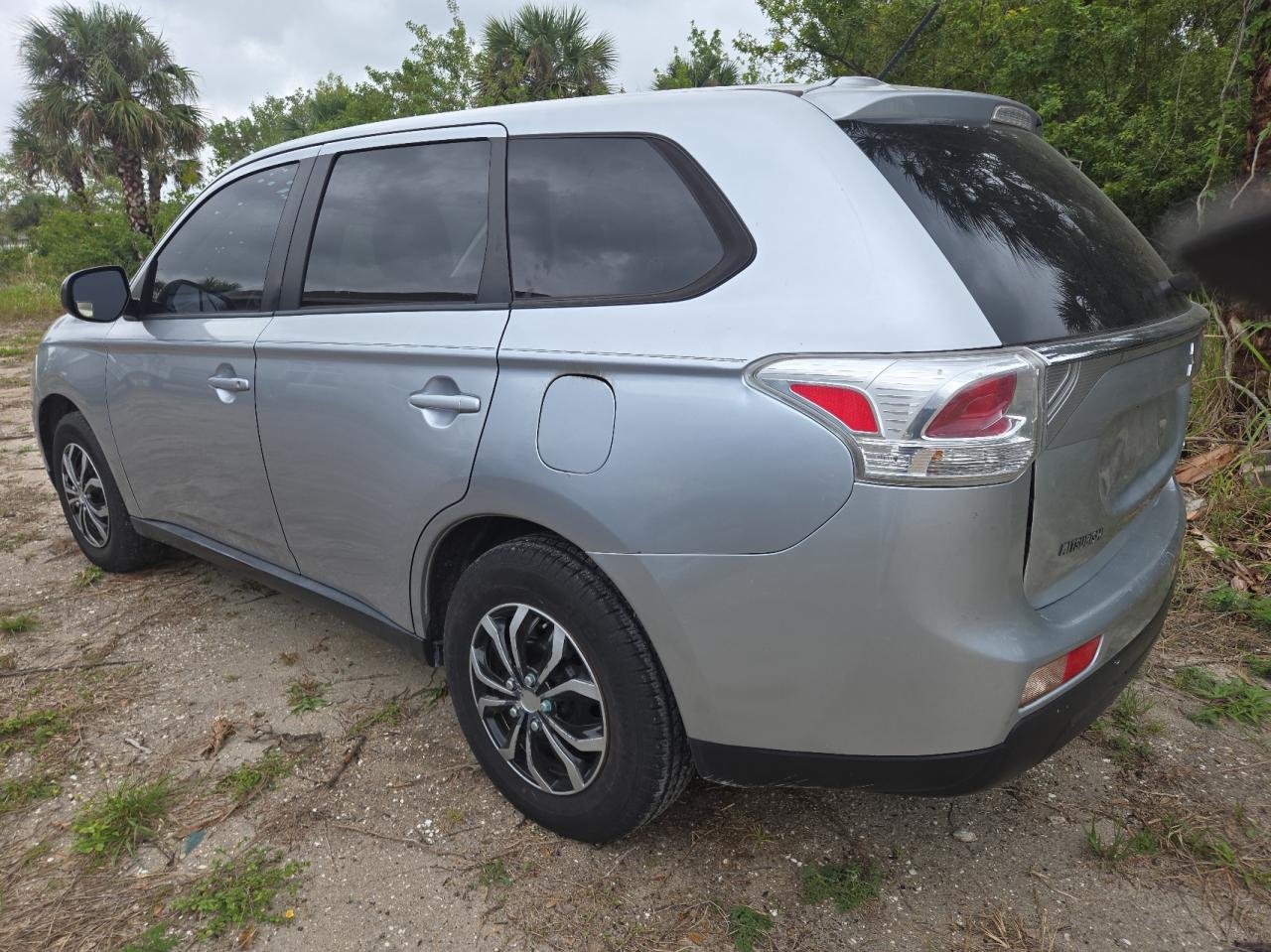2014 Mitsubishi Outlander - Image 3