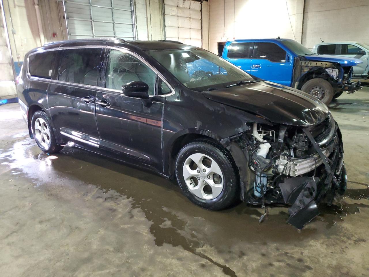 2017 Chrysler Pacifica - Image 4