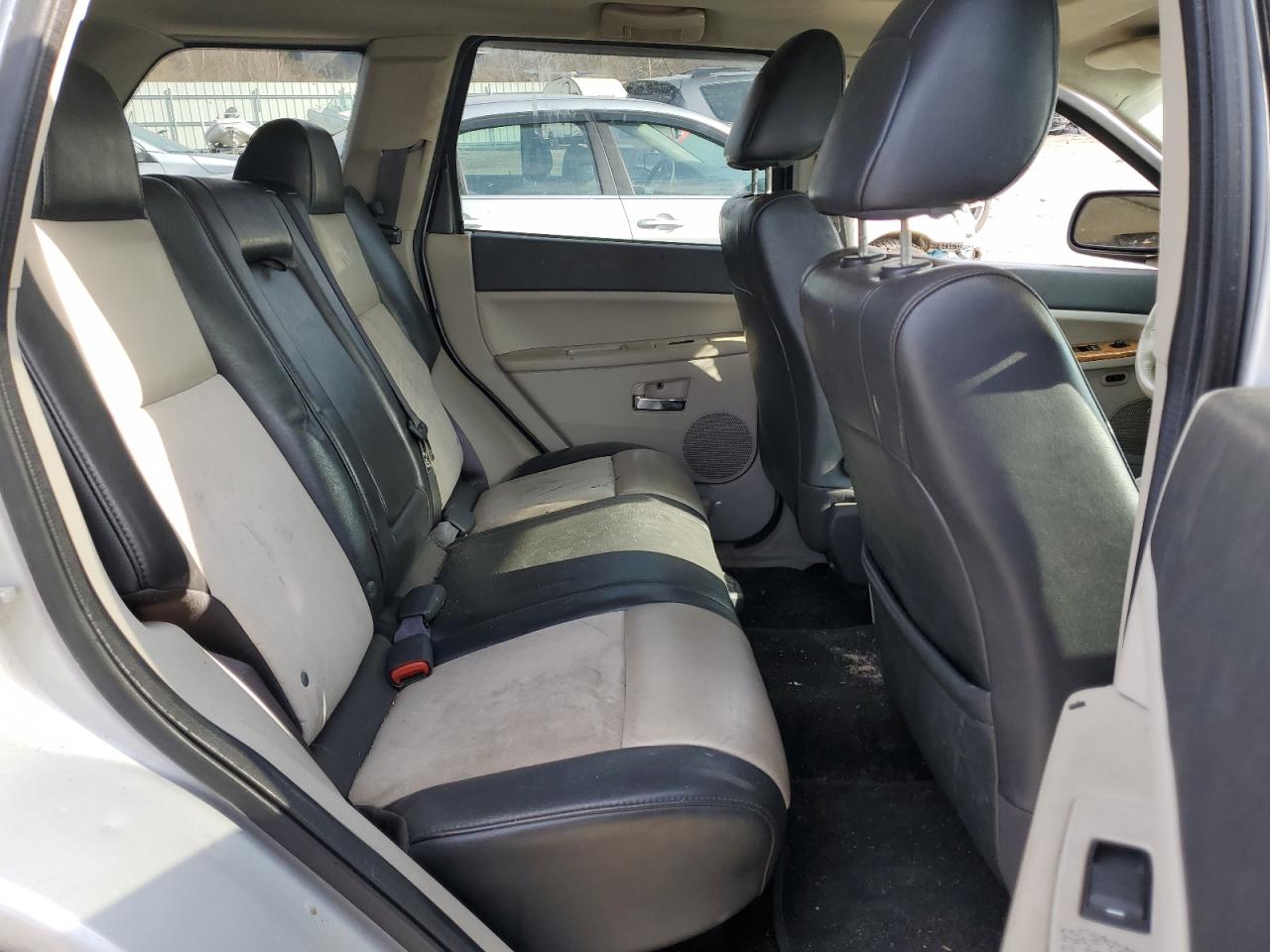 2010 Jeep Grand Cherokee - Image 11
