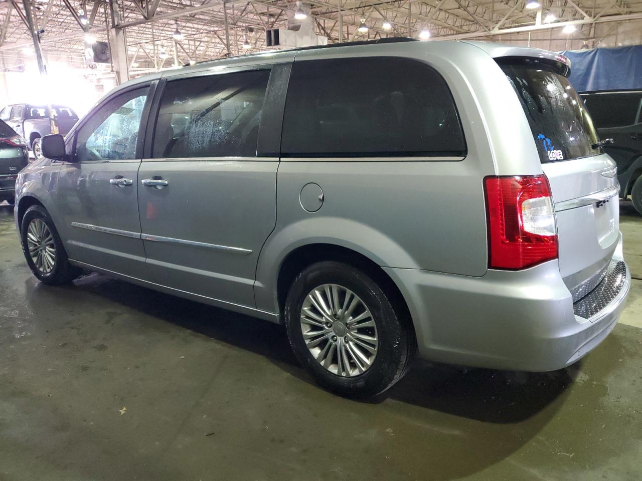 2016 Chrysler Town & Country - Image 2