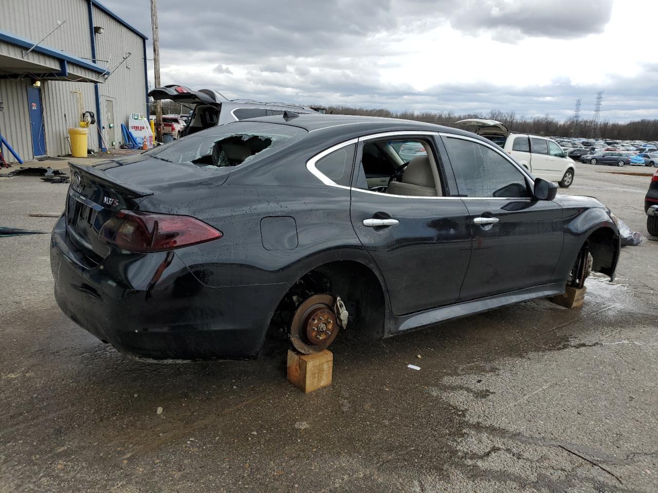 2011 Infiniti M - Image 3
