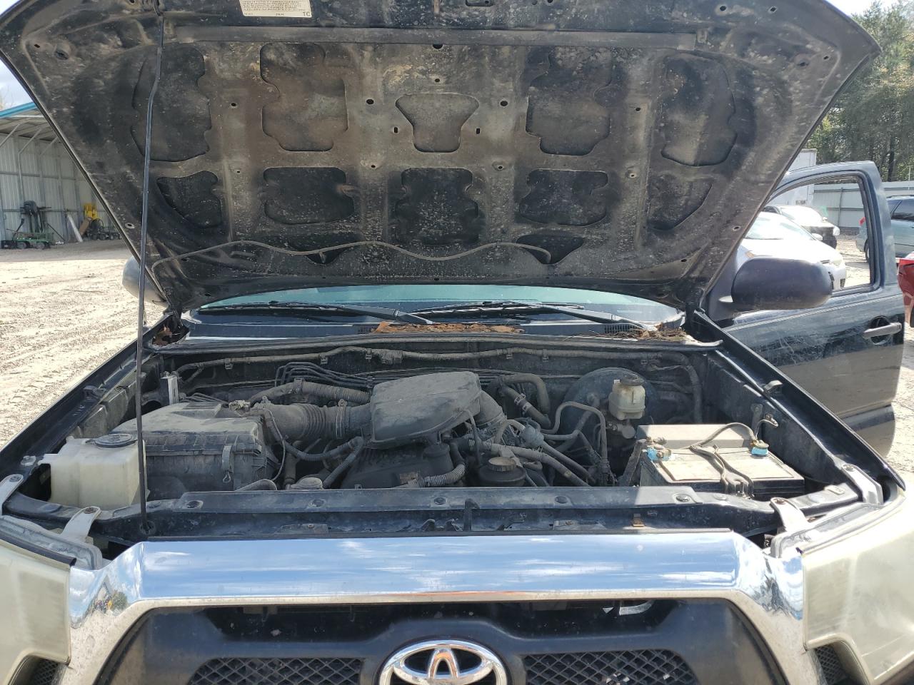 2015 Toyota Tacoma - Image 13