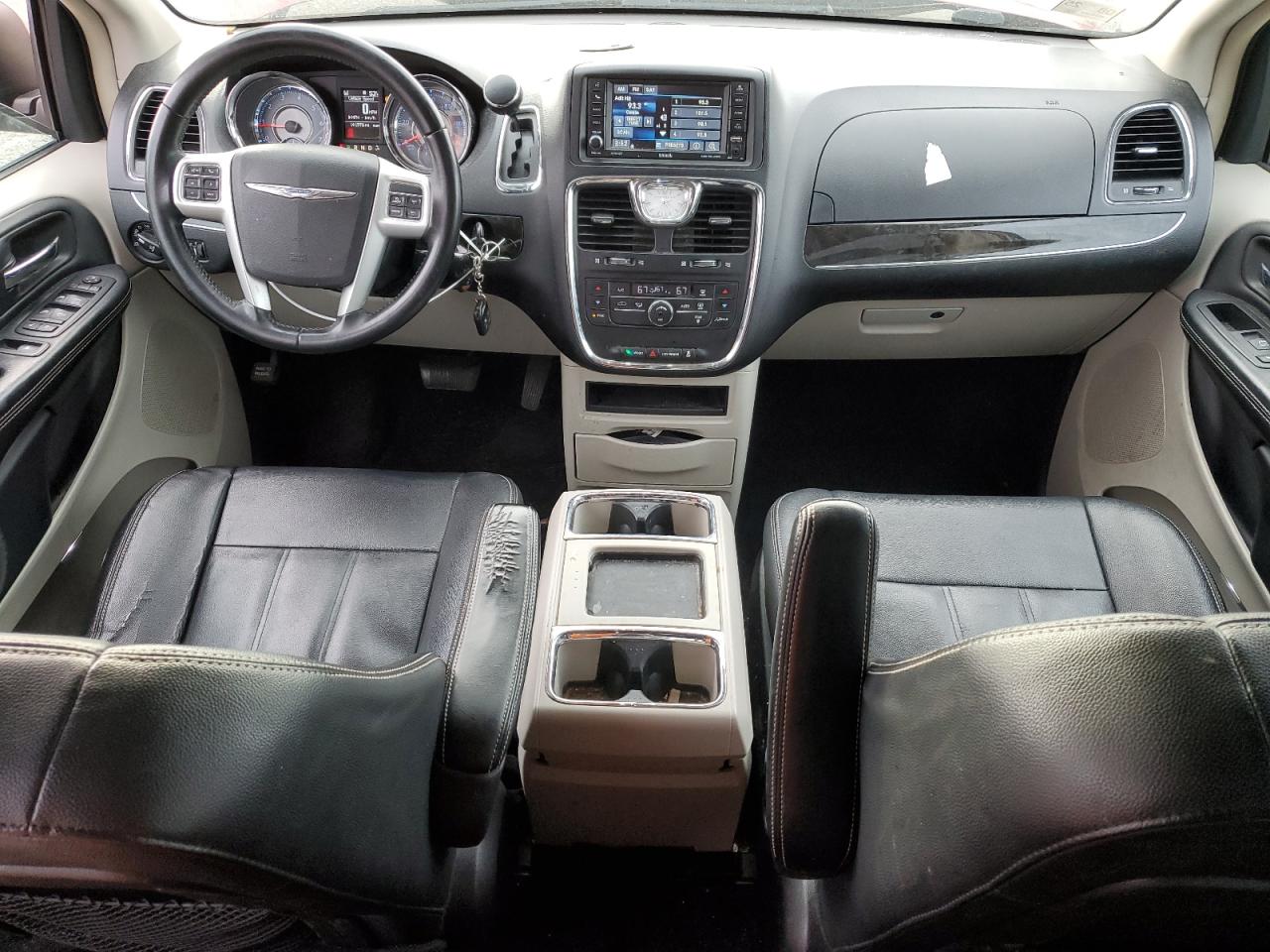 2016 Chrysler Town & Country - Image 8