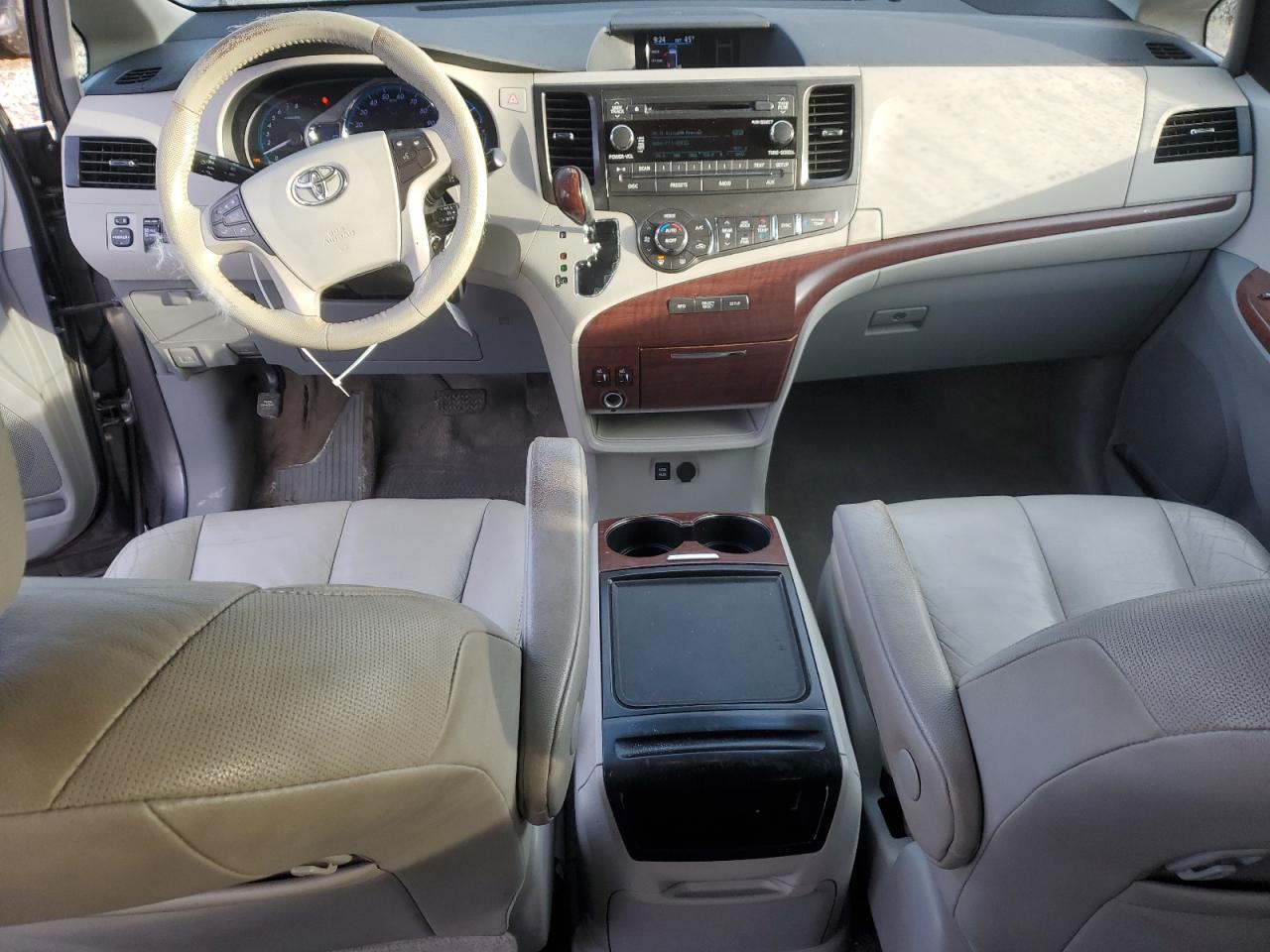 2012 Toyota Sienna - Image 8
