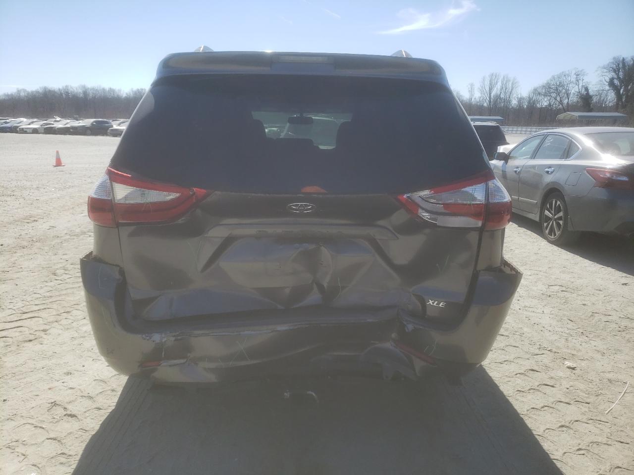 2016 Toyota Sienna - Image 6